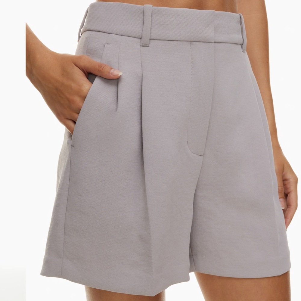 Aritzia The Effortless Short Mid-Thigh Size 4
